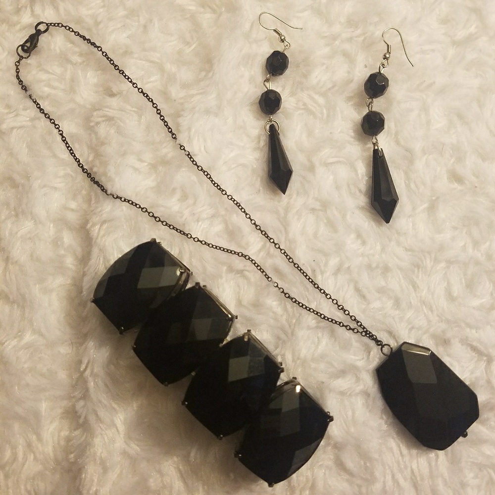 Matching black jewelry set